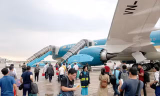 Thay vì tranh thủ nhu cầu người dân đi lại tăng cao dịp Tết để tăng giá vé, năm nay các hãng hàng không tung hàng loạt khuyến mại vé giá rẻ đúng dịp cao điểm.