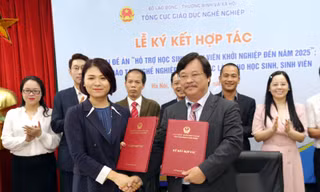 Tổng cục trưởng Tổng cục Giáo dục nghề nghiệp Nguyễn Hồng Minh (phải) ký kết hợp tác hỗ trợ sinh viên nghề khởi nghiệp cùng các doanh nghiệp.