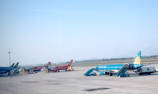 Sân bay quá tải nhưng các dự án mở rộng sân bay cũ, hay đầu tư sân bay mới gặp nhiều vướng mắc. Ảnh sân bay Nội Bài.