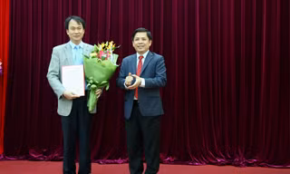 Bộ trưởng GTVT Nguyễn Văn Thể (phải) trao quyết định cho ông Vũ Thành Trung. Ảnh: MT.