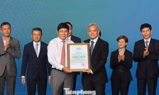 Ông Đinh Việt Thắng, Cục trưởng Cục hàng không Việt Nam (trái) trao Giấy chứng nhận phê chuẩn cho đại diện Công ty TNHH Kỹ thuật Công nghệ hàng không Việt Nam Singapore (VSTEA).