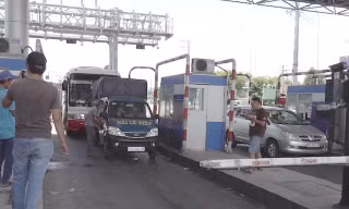 Tài xế đỗ xe vào làn thu phí trạm thu phí BOT T2 Quốc lộ 91 để phản đối vào trưa 21/5. Ảnh: Zing.