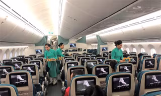 Trên các chuyến bay đầu năm, Vietnam Airlines dành tặng món quà bất ngờ cho hành khách là những hộp bánh cốm dừa xinh xắn – món bánh truyền thống tượng trưng cho hạnh phúc và sự kết nối.