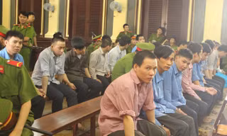 Các bị cáo trong băng cướp tại phiên tòa chiều nay 30/6. Ảnh: Tân Châu.