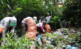 Các bạn trẻ nhặt rác tại Tây Thiên