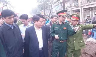 Chủ tịch UBND TP Hà Nội Nguyễn Đức Chung nhanh chóng tới hiện trường vụ nổ. Ảnh Tuấn Nguyễn.
