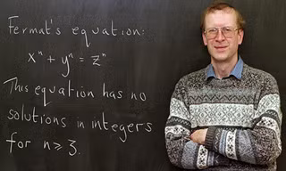 Giáo sư Andrew Wiles bên cạnh Định lý cuối cùng của Fermat. Ảnh: AP.