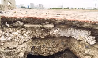 Cận cảnh bê tông lót xốp trên cầu vượt đường sắt Hà Nội