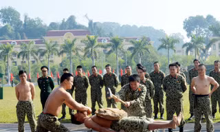 Mục kích đặc công chống khủng bố khổ luyện
