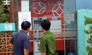 Cảnh sát khám nghiệm hiện trường máy ATM bị trộm. Ảnh: Hồ Nam.