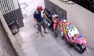 Tên trộm bịt mặt bẻ khóa xe máy trong tích tắc