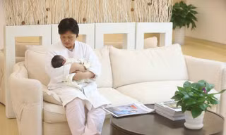 Cô béLittle Bawan trong vòng tay mẹ. Ảnh:Straitstimes.