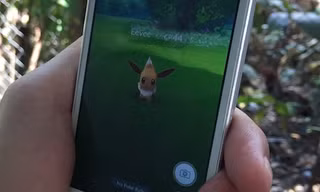 Ba cô gái quên trả tiền cơm, bỏ lại xe máy để “săn” Pokemon