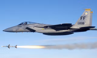 Tiêm kích F-15C của Mỹ phóng tên lửa AIM-7 Sparrow. Ảnh: Wikipedia.
