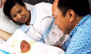 Niềm vui làm cha mẹ của vợ chồng sản phụ Nguyễn Thị Hiền.