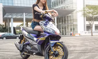 Honda Air Blade độ đồ chơi hàng hiệu cùng cặp vành độc đáo được một biker Sài Gòn đầu tư nhiều thời gian và tâm huyết. Điểm đáng chú ý nhất trên bản độ này là các món đồ chơi được phối bắt mắt, không quá màu mè nhưng vẫn nổi bật. 