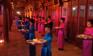 Tái hiện một bữa ngự yến của triều Nguyễn tại Fesstival Huế 2014. Ảnh: Tuổi trẻ