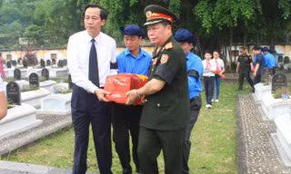 Lãnh đạo Bộ LĐTBXH và Tỉnh ủy, UBND tỉnh Thanh Hóa cùng các ban, ngành an táng 26 hài cốt liệt sỹ sáng 10/5 tại Nghĩa trang Bá Thước. Ảnh: Hoàng Lam.