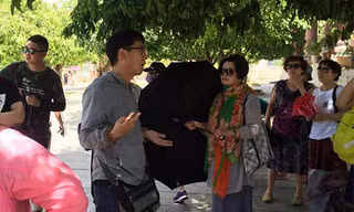 Xue Chun Zhe xuyên tạc lịch sử Việt Nam khi dẫn đoàn khách Trung Quốc tham quan chùa Linh Ứng. Ảnh: Hướng dẫn viên du lịch tiếng Trung cung cấp.