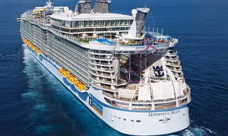 Với chiều dài 362 và chiều rộng 65 m, Harmony of The Seas (tạm dịch: Sự hài hòa của biển) là tàu du lịch lớn nhất hành tinh hiện nay. Thuộc sở hữu của tập đoàn tàu du lịch Royal Caribbean tại Mỹ, nó có thể chứa tối đa 8.880 người.