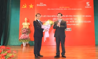 Bộ trưởng Vũ Huy Hoàng (phải) tặng hoa cho ông Võ Thanh Hà, Chủ tịch Sabeco