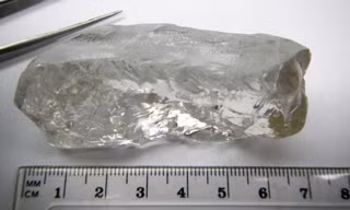 Khối kim cương màu trắng dài khoảng 7 cm. Ảnh: Lucapa.