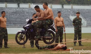Biên phòng Việt Nam trình diễn khí công tuyệt đỉnh