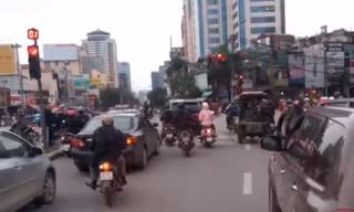 Xe cứu hỏa 'mỏi mồm'... xin đường ở Hà Nội