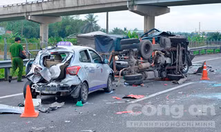 Hiện trường tai nạn trên cao tốc Trung Lương - TP.HCM sáng 28/9/2015.