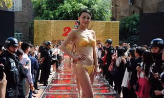 Mới đây, người dân ở Hàng Châu (Trung Quốc) đã được dịp 'đã mắt' khi chứng kiến sự kiện trình diễn các bộ bikini làm từ vàng.