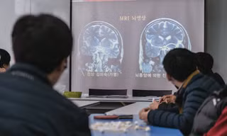 Học viên của trại xem một bộ phim tài liệu về tác động của stress, căng thẳng đối với não bộ. Ảnh: Washington Post.