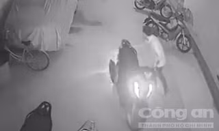 Chỉ trong tích tắc, tên trộm lấy được chiếc xe.