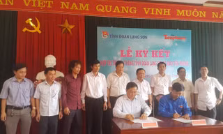 Tổng Biên tập báo Tiền Phong và Bí thư Tỉnh đoàn Lạng Sơn thực hiện ký hợp đồng Hợp tác truyền thông.