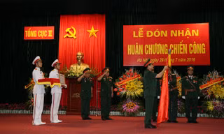 Thừa ủy quyền của Chủ tịch nước, Trung tướng Phan Văn Văn Giang gắn Huân chương Chiến công lên Quân kỳ Quyết thắng của Tổng cục II.