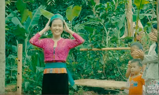 Thí sinh HHVN 2016 Huỳnh Thúy Vi với điệu múa của người Mường