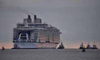 Bản hòa âm của biển cả (Harmony of the Seas) đang là con tàu du lịch hạng sang lớn nhất hiện nay, xuất xưởng ngày 12/5 sau hơn 2,5 năm chế tạo. Để hoàn thành con tàu, hơn 2.500 công nhân đã làm việc liên tục trong 10 triệu giờ.