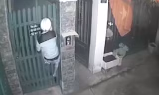 Camera an ninh ghi cảnh tên trộm thoăn thoắt trèo tường