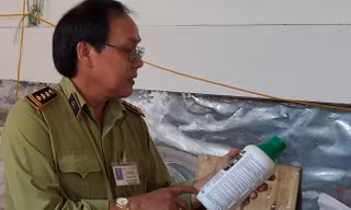 Ông Trần Quốc Linh, Phó chi cục trưởng Chi cục quản lý thị trường tỉnh đang kiểm tra vụ việc.