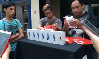 Cảnh thu gom iPhone 6s rồi bán lại ngay trước các cửa hàng Apple ở Singapore năm ngoái. Ảnh: Đình Nam.