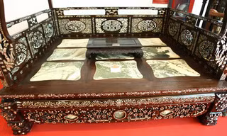 Mặt long sàng nặng gần 1 tấn được ốp 9 miếng đá tự nhiên.Mặt "long sàng" được ốp 9 miếng đá tự nhiên.