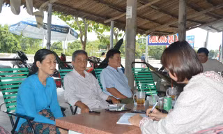 Người nhà ông Quyết trao đổi với PV.