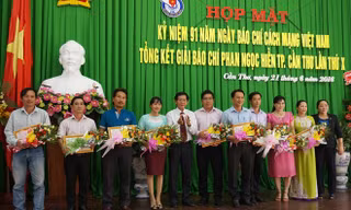 Các tác giả nhận giải cuộc thi báo chí Phan Ngọc Hiển.