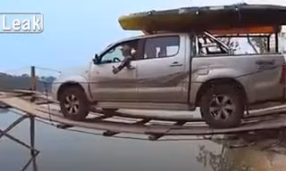 Tài xế liều mình cho ô tô qua 'cầu khỉ' chênh vênh