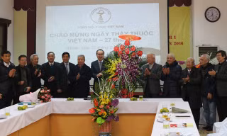 Chủ tịch Ủy ban Trung ương MTTQ Việt Nam Nguyễn Thiện Nhân tặng hoa chúc mừng Tổng hội Y dược Việt Nam nhân ngày Thầy thuốc Việt Nam.