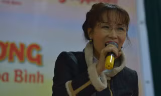 Nữ CEO VietJet hát tặng người nghèo