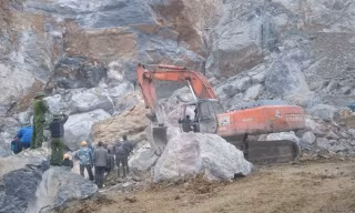 Một nhóm công nhân đang khai thác đá tại núi Hang Cá, thôn Đông Sơn, xã Yên Lâm, thì bất ngờ một khối đất đá phía trên đổ sụp xuống vùi lấp 8 lao động đang làm việc.
