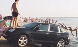 Chiếc SUV hạng sang biến thành ván trượt nước cho một nhóm nam giới bên bờ sông Volga. Ảnh từ video.