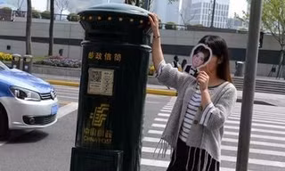 Hàng trăm thiếu nữ thức đêm chụp ảnh cùng... hòm thư