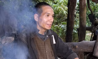 Vẻ mặt vui mừng của ông Bình khi nói chuyện với muông thú.