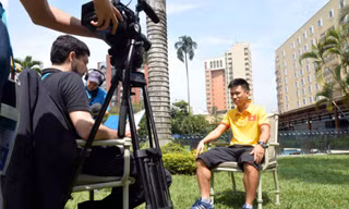 FIFA TV phỏng vấn tuyển thủ Văn Vũ. Ảnh: Quang Thắng.